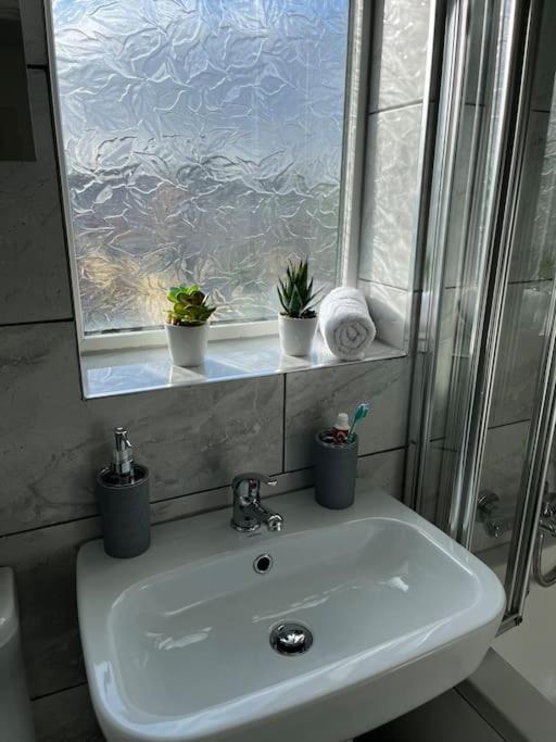 Вілла Modern 4-Bed House With Garden & Parking Ковентрі Екстер'єр фото