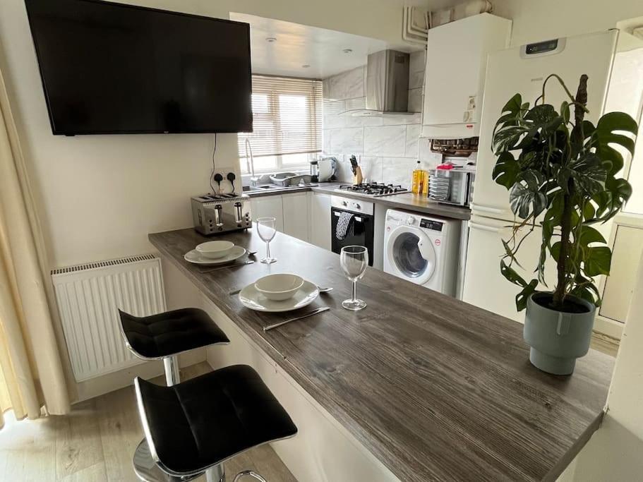 Вілла Modern 4-Bed House With Garden & Parking Ковентрі Екстер'єр фото